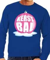 Foute kersttrui kerstbal roze op blauwe sweater voor heren